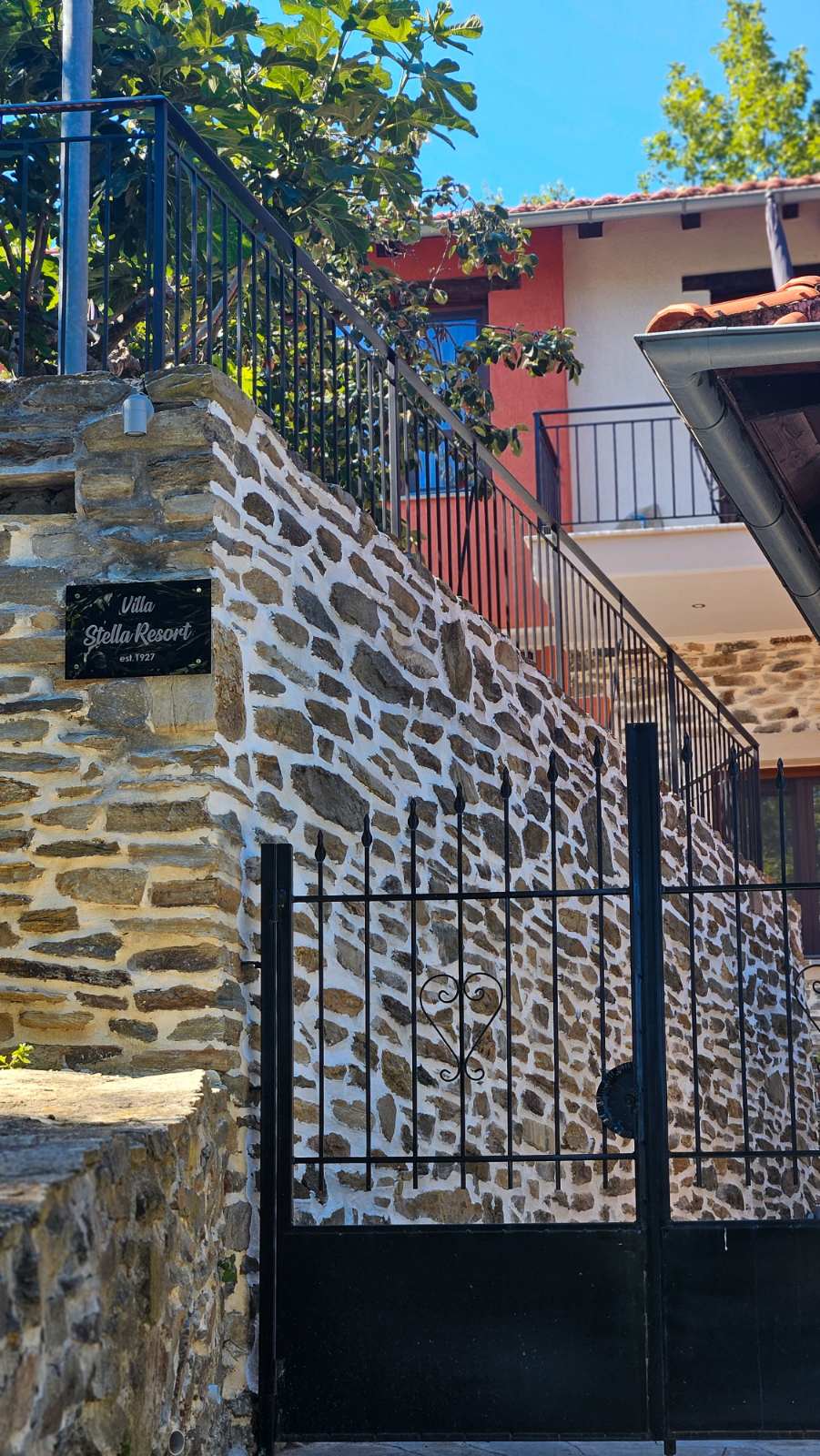 Η πέτρινη πρόσοψη του Villa Stella Resort